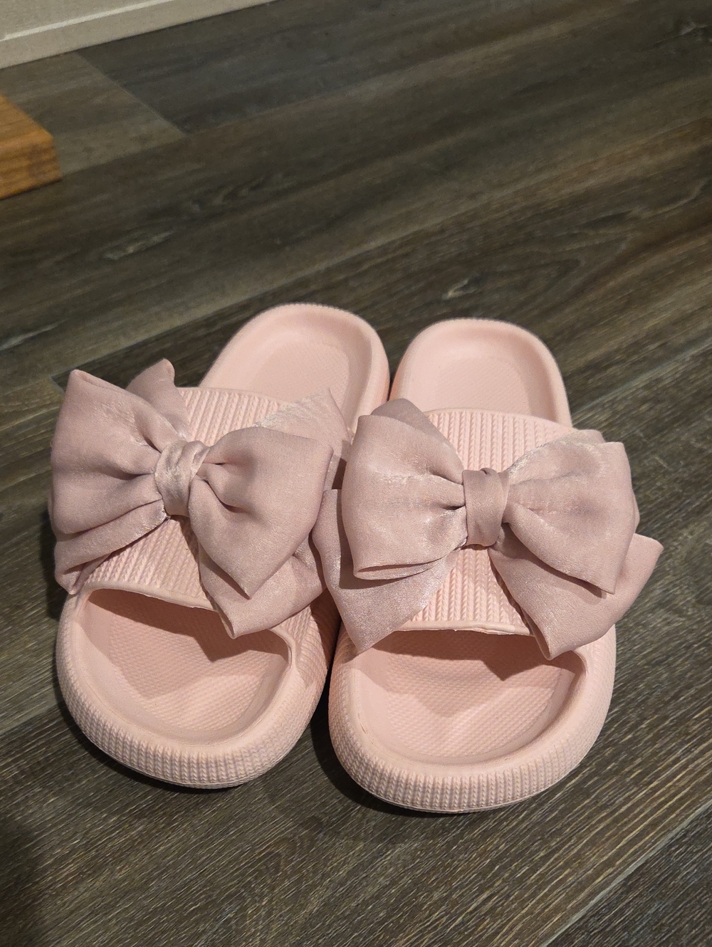NWOT LIGHT PINK WITH BOW SLIDES